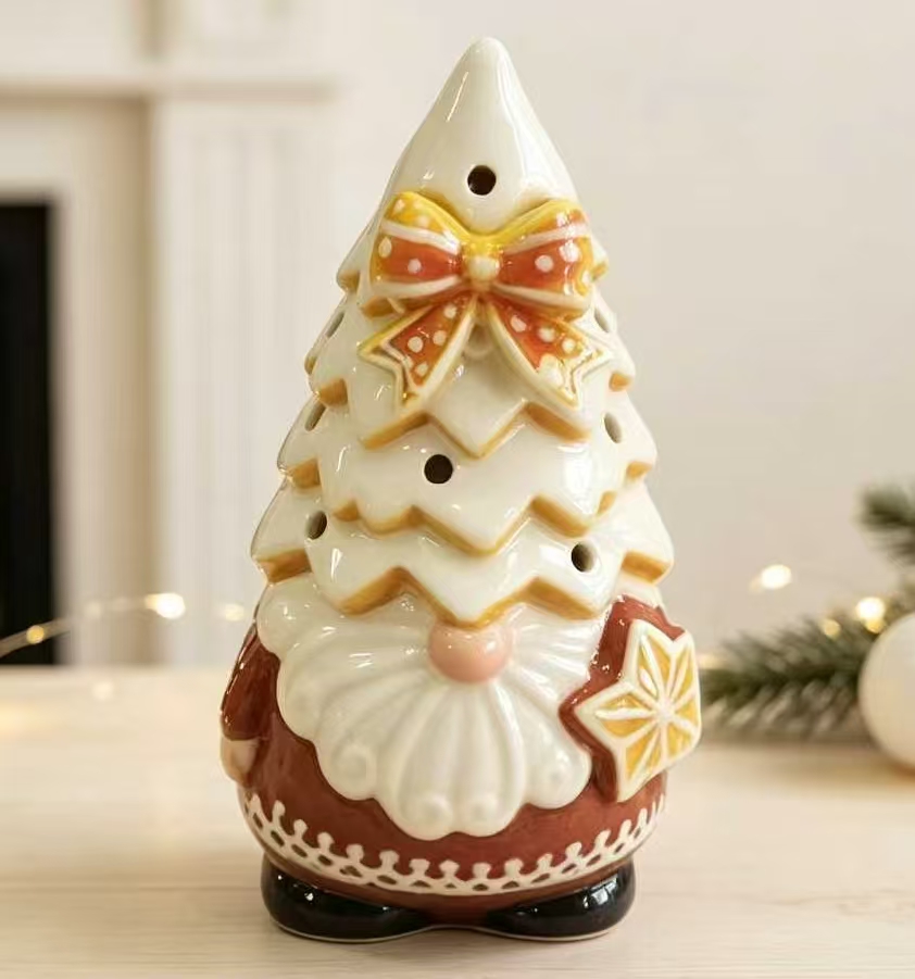 Świąteczna figurka ceramiczna krasnala z piernika w kształcie białego drzewa z kokardą w kropki i akcentem w kształcie gwiazdy