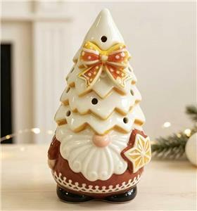Świąteczna figurka ceramiczna krasnala z piernika w kształcie białego drzewa z kokardą w kropki i akcentem w kształcie gwiazdy