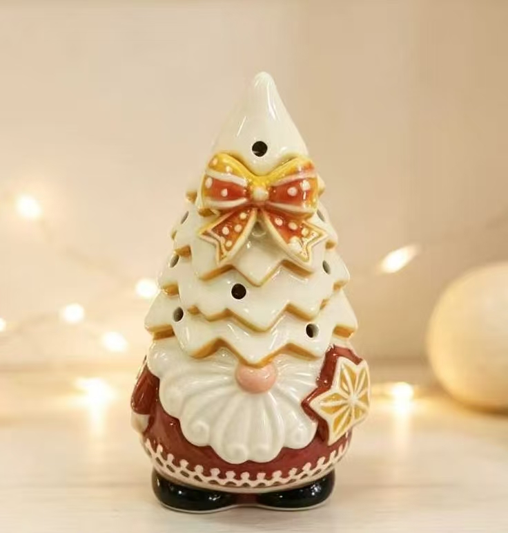 Podświetlany ceramiczny gnom w kształcie piernikowego kapelusza z wyciętymi gwiazdkami i ręcznie malowaną kokardą