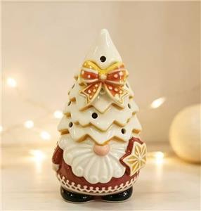 Podświetlany ceramiczny gnom w kształcie piernikowego kapelusza z wyciętymi gwiazdkami i ręcznie malowaną kokardą