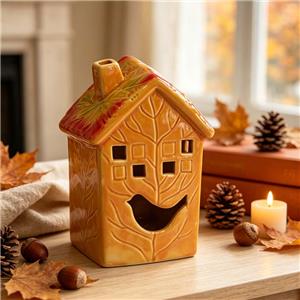 Keramikfigur eines kleinen Hauses mit Herbstlaubmuster und abgestuftem Dach – Herbstliche Wohndekoration