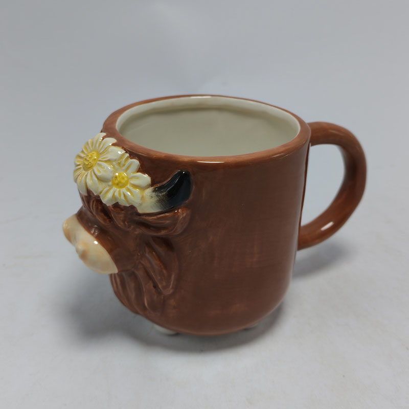 3D Daisy Wreath Highland Cow Ceramic Mug | Glossy Brown Glaze | Cute Animal Coffee Cup