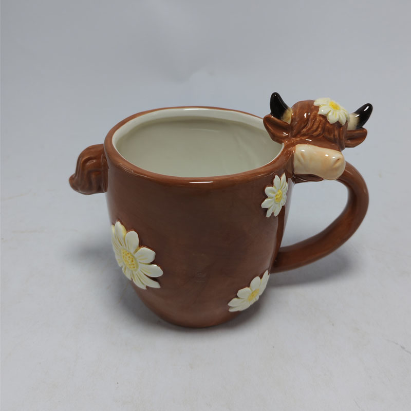Brown Ceramic Highland Cow Mug with Embossed Daisies, 3D Highland Cow Handle Sculpted Coffee Cup, Farmhouse Floral Drinkware 中文翻译