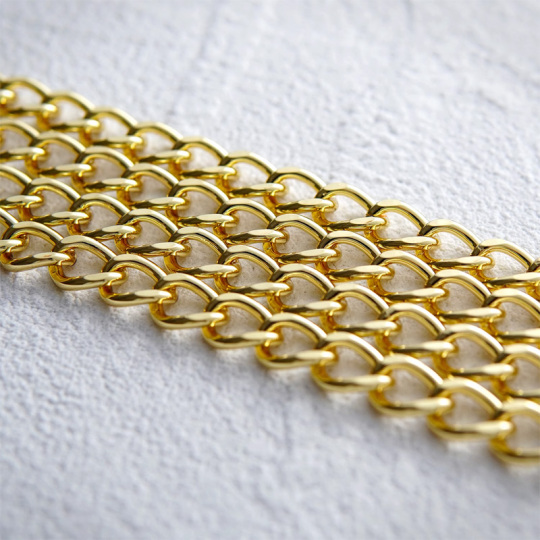 Sac à main en métal avec bandoulière et grosses chaînes