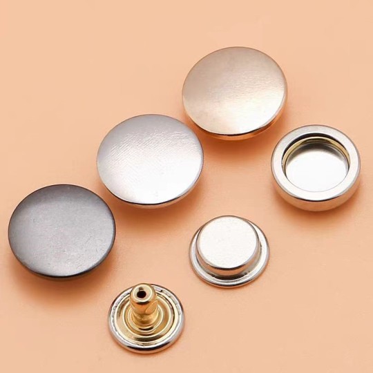 Hattaske hætte metalindgraveret logo trykknapper