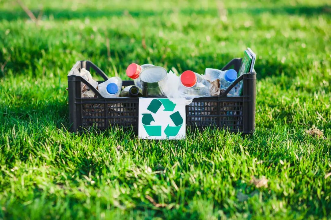 Closed loop recycling of plastic packaging: challenges and hopes