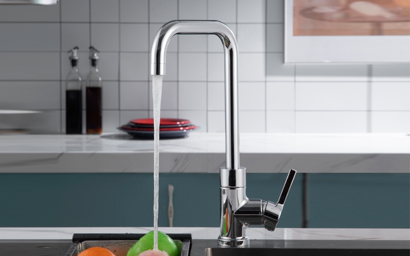Single Handle Kitchen Faucet With Side Spray