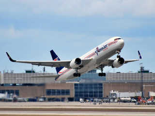 The volume of international air freight between Asia and the United States has increased by 5%