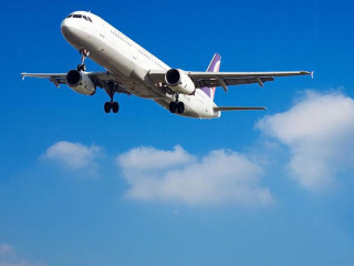 The international cargo port of Zhuhai Airport has been put into operation, with the first charter flight flying directly to Hanoi