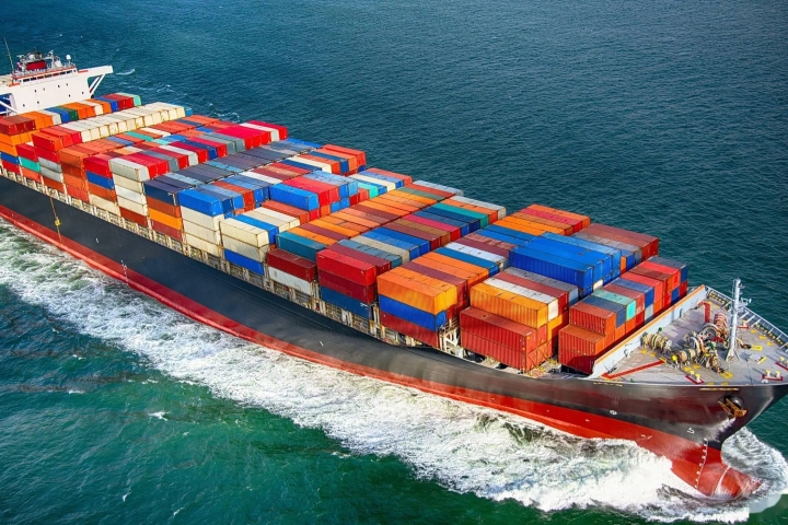 International shipping ports are urgently shut down due to loss of control of cargo ships, and surrounding vessels have activated diversion plans