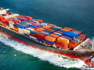 International shipping ports are urgently shut down due to loss of control of cargo ships, and surrounding vessels have activated diversion plans