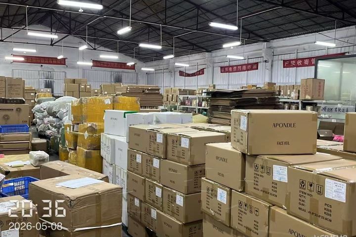 Who will bear the cost of temporary port change for sea freight, and how can the seller agree on their rights and responsibilities in advance？