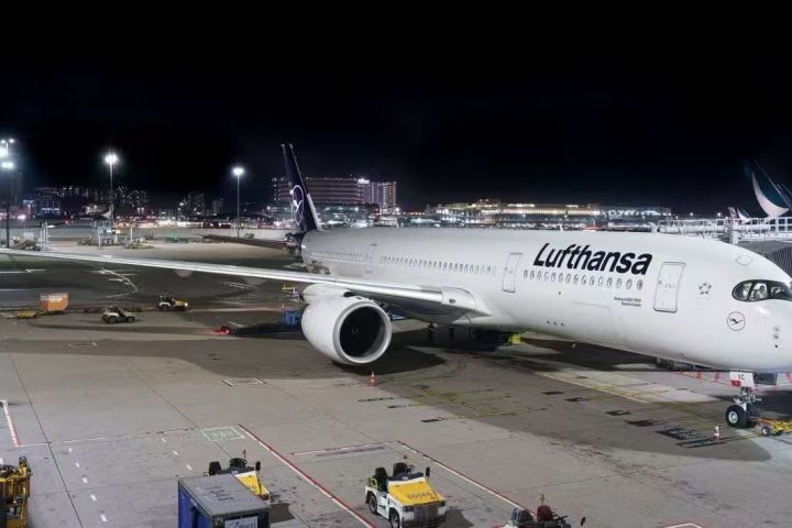 What are the reasons for delays in international air freight?
