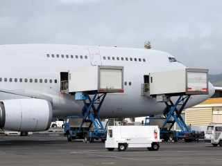 What is the price difference between international air freight DDU and DDP