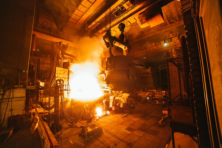 What are the safety measures and operating procedures for aluminum melting furnace?