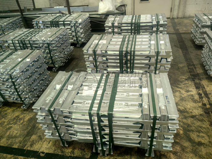 How are aluminum ingots efficiently produced from aluminum scrap?