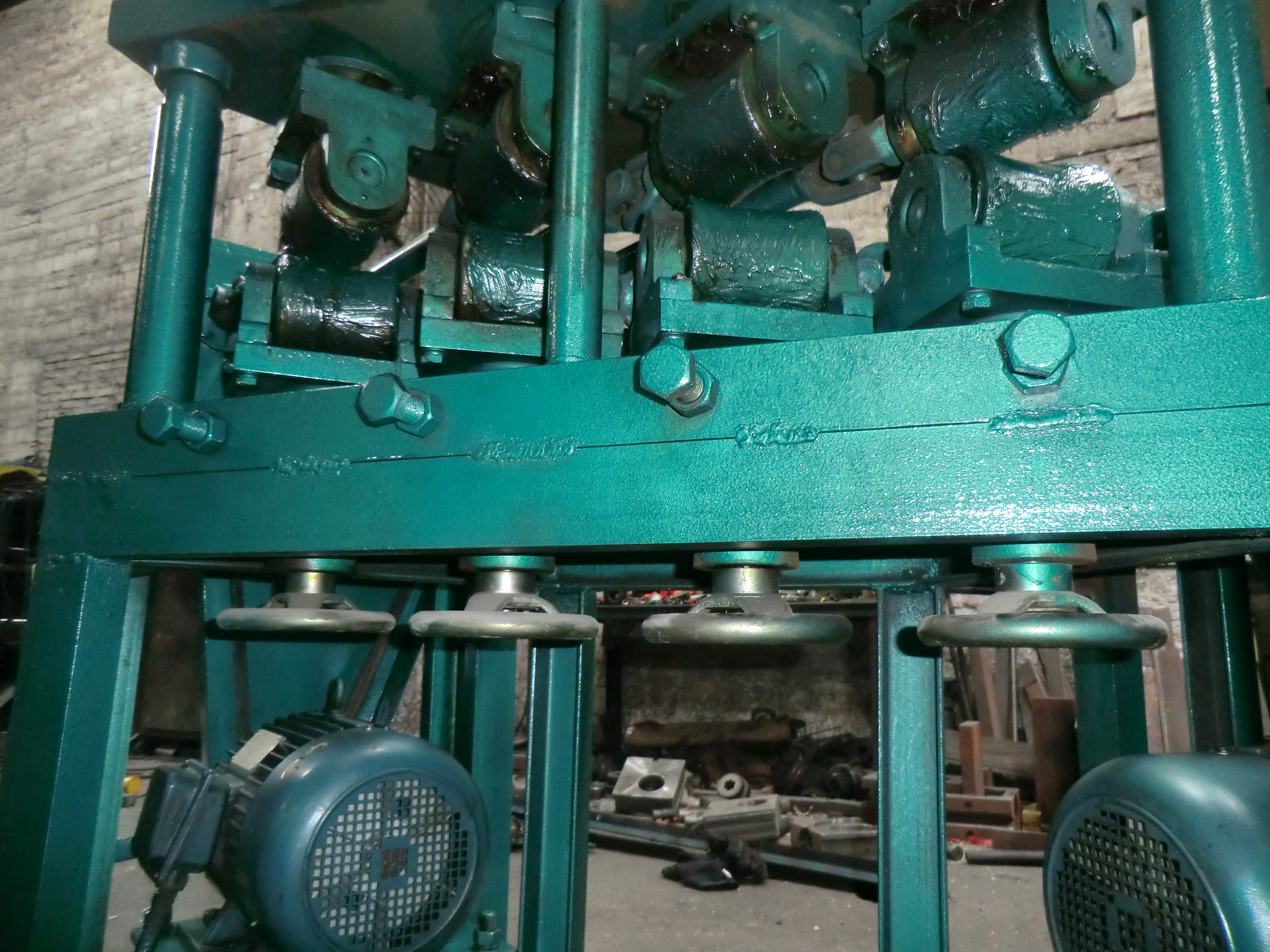 8-roll straightening machine