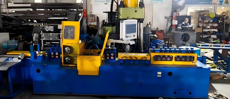 What key configurations need to be checked when buying a horizontal‑vertical straightening‑shearing‑grinding machine with double‑station grinding?