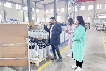 Klien Mengunjungi Pabrik Tabung Oksigen Kami