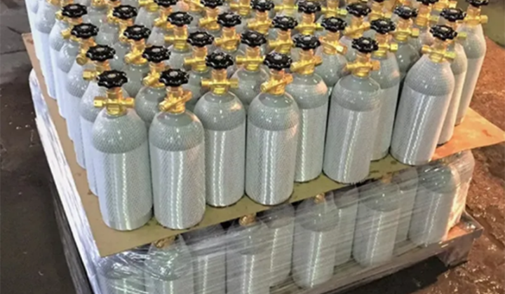 Каково применение резервуара с CO2 в лаборатории?