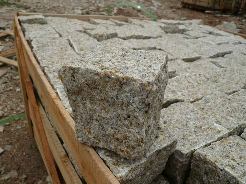 Rusty Yellow Granite G682 cobble stone