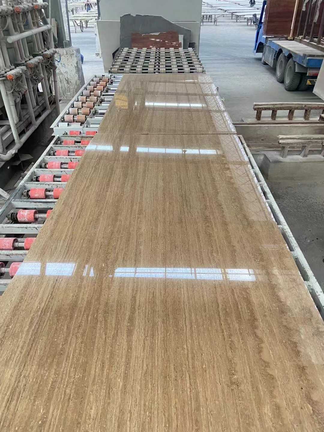Beige travertin tegels en werkbladen