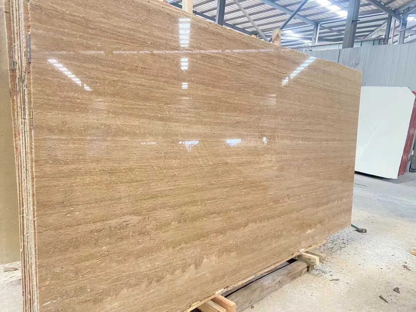 Beige travertin tegels en werkbladen