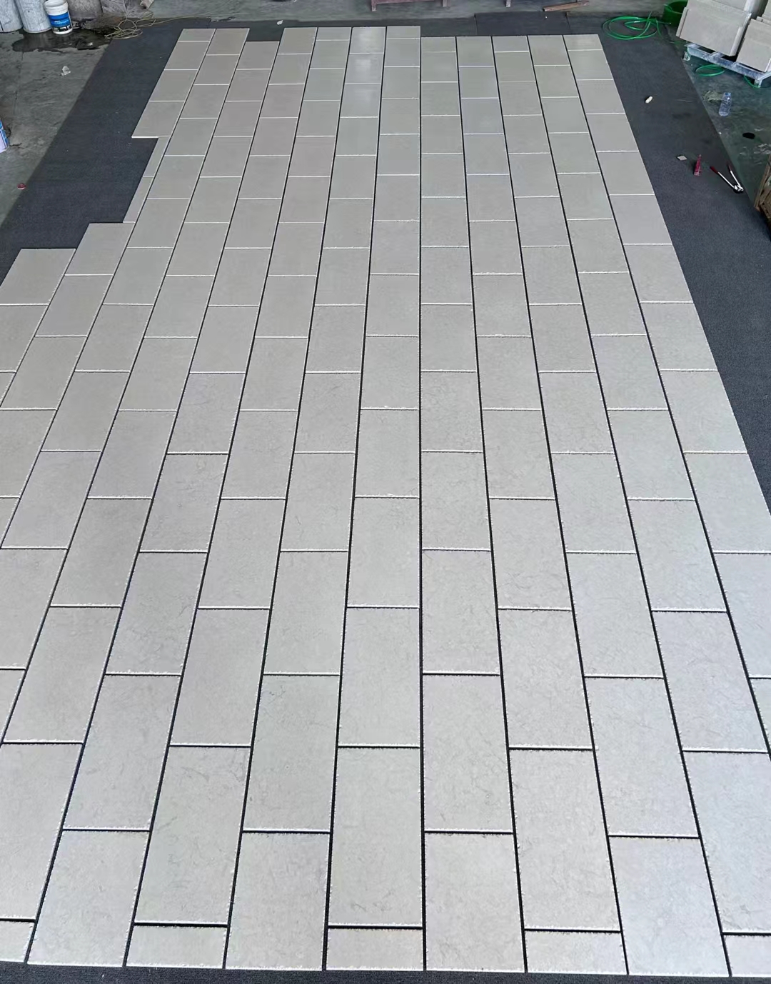 Witte kalkstenen plaat en tegel