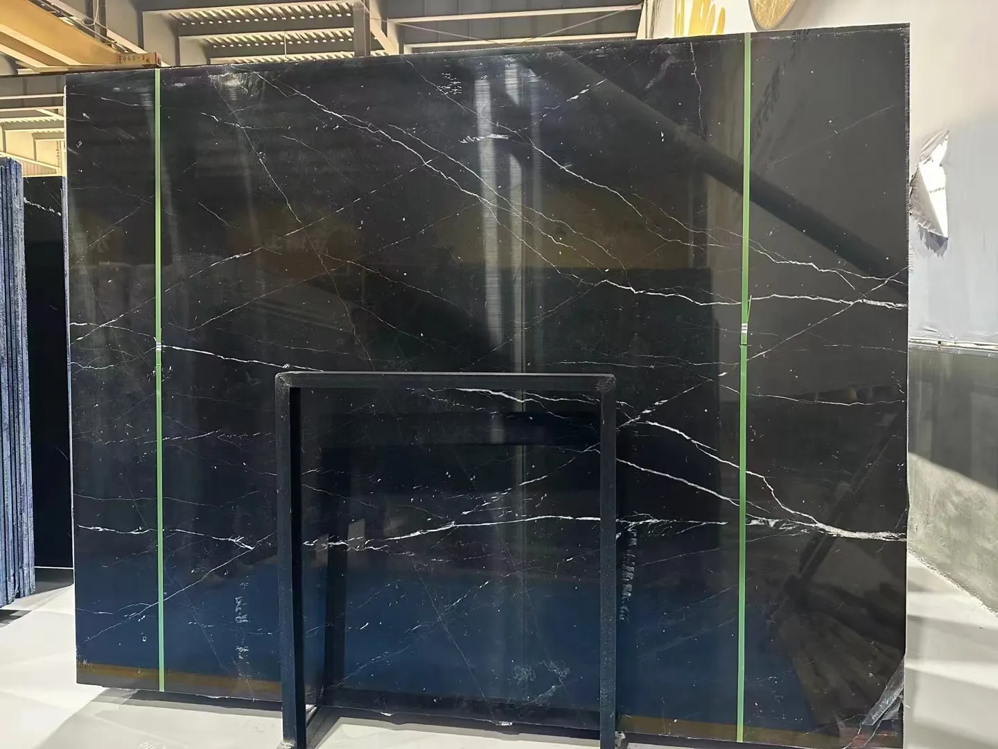 ネロ マルキナ大理石スラブとタイル