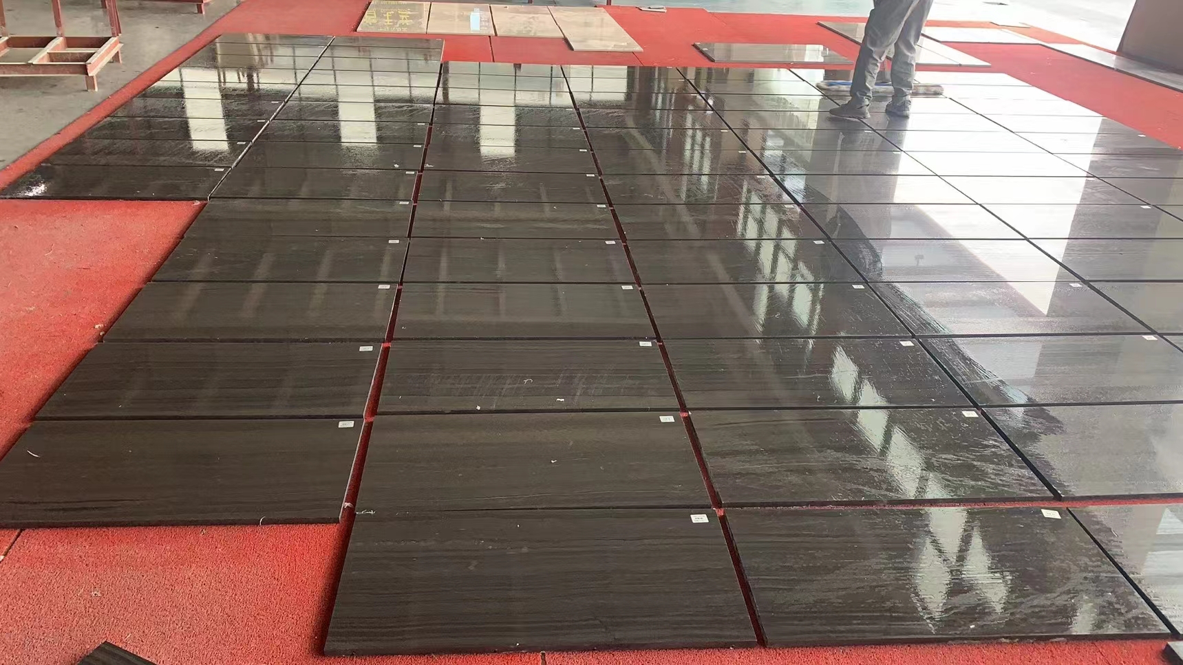Houten zwarte marmeren plaat en tegel