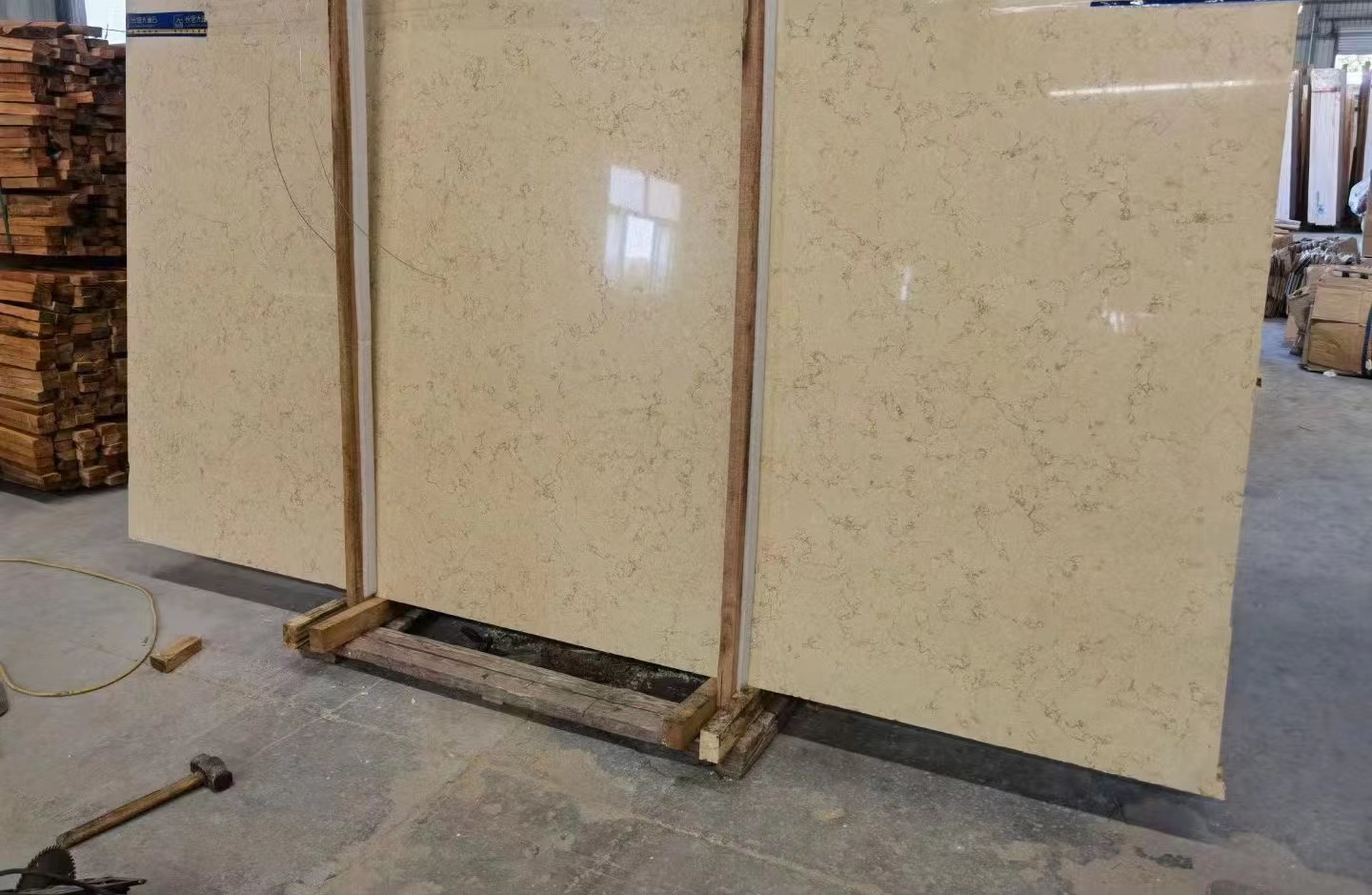 Zonnige Menia beige marmeren plaat en tegel