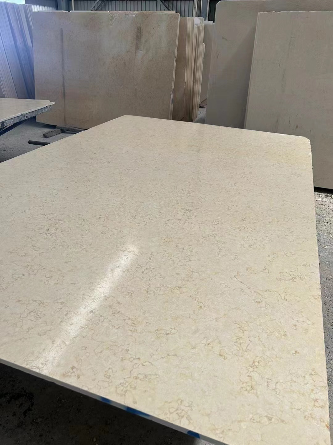 Zonnige Menia beige marmeren plaat en tegel