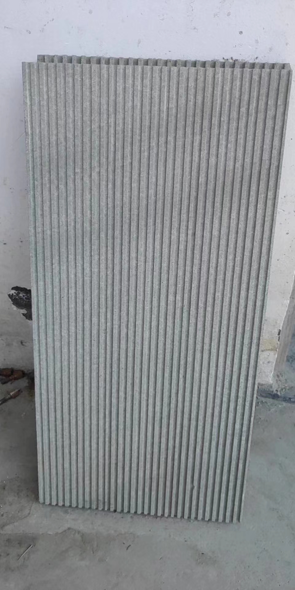 Lichtgrijze zandsteenplaten tegels