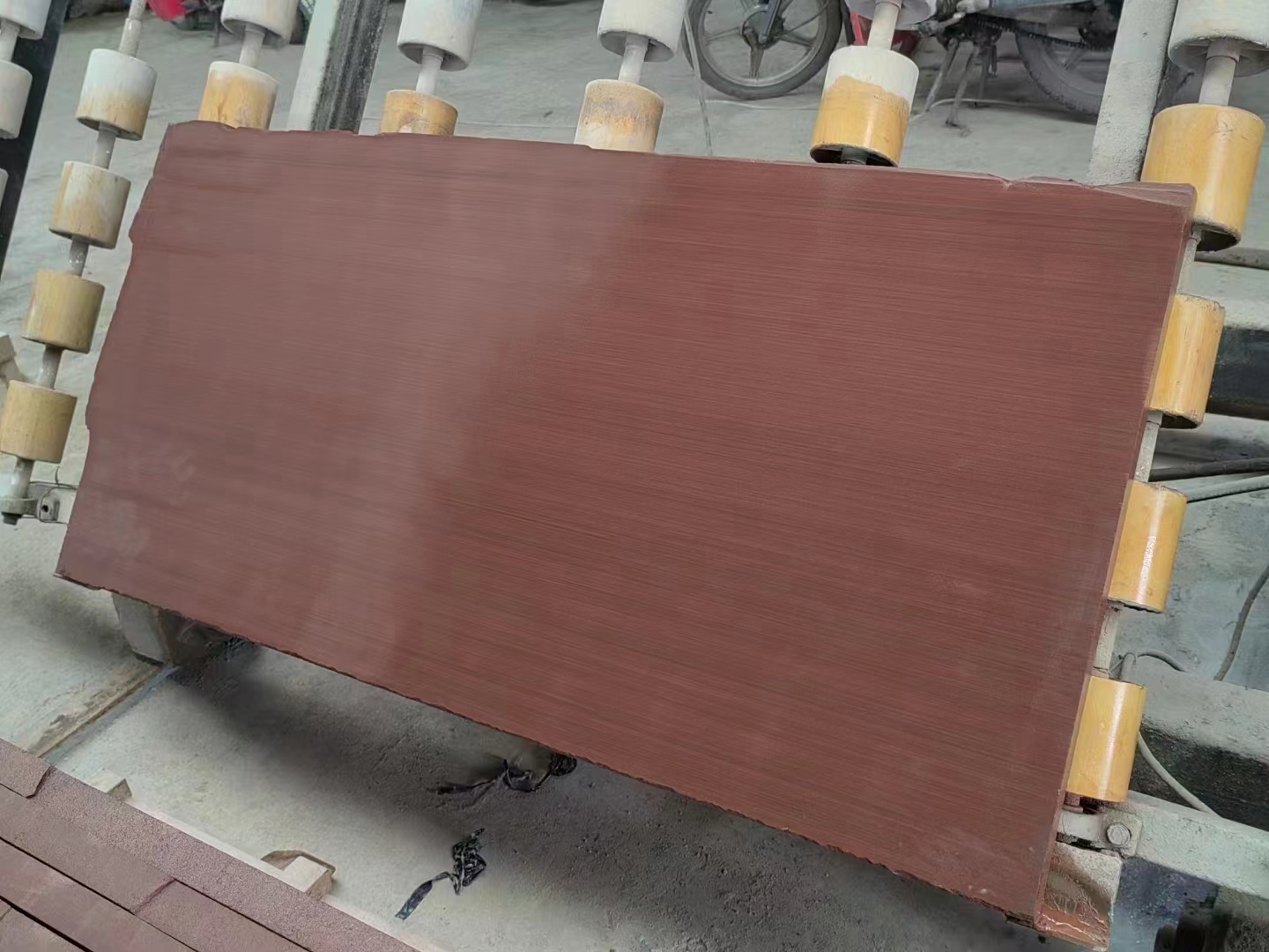 Rode houten zandstenen platen en tegels