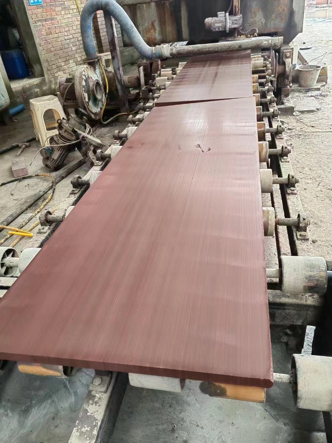 Rode houten zandstenen platen en tegels