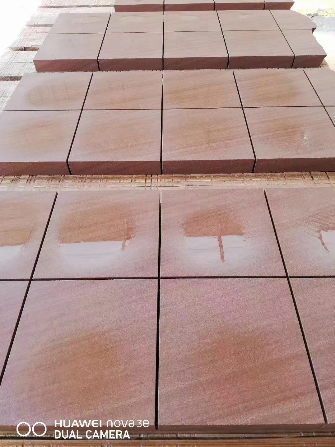 Rode houten zandstenen platen en tegels