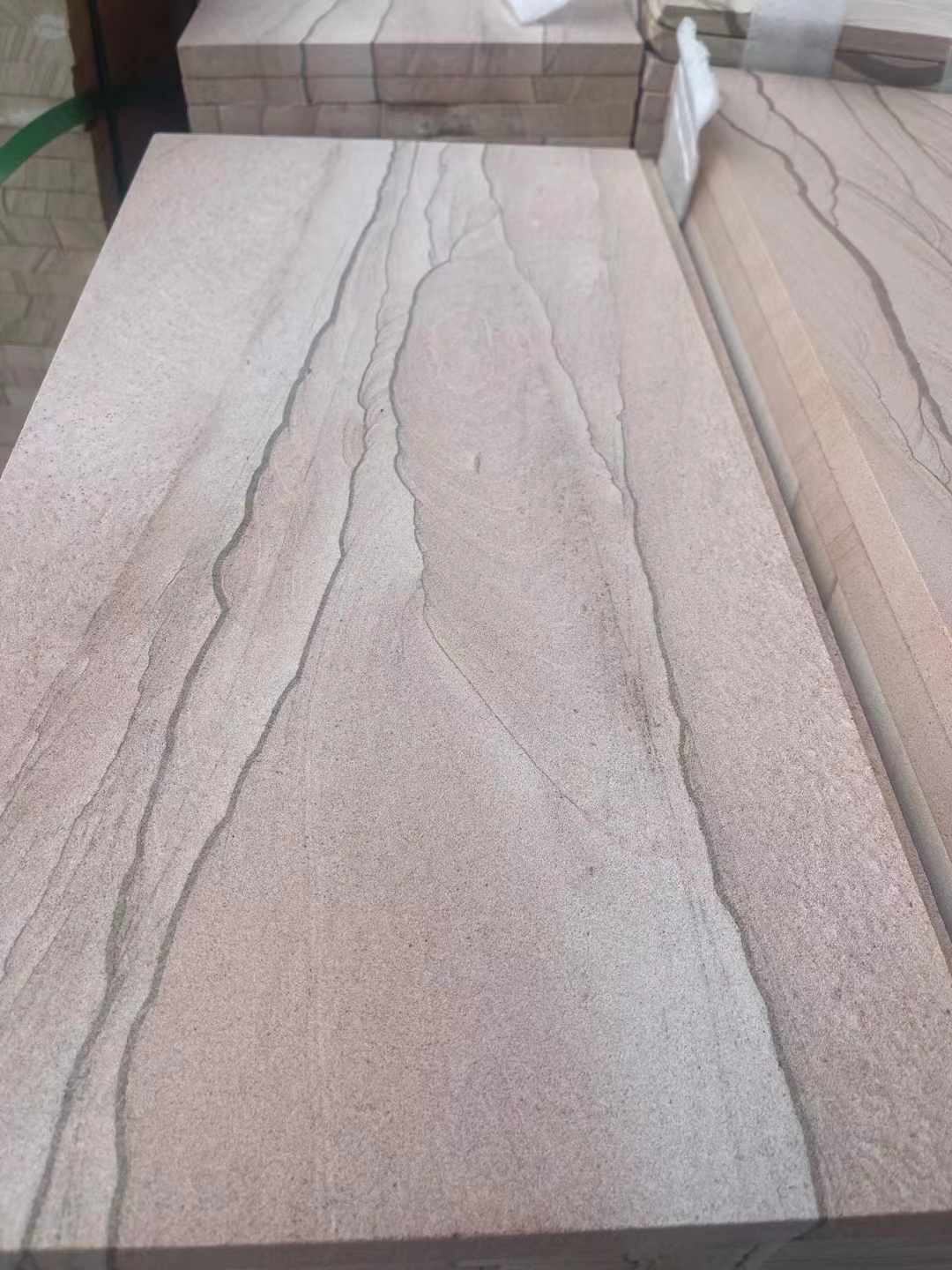 Landschap gele zandstenen platen en tegels