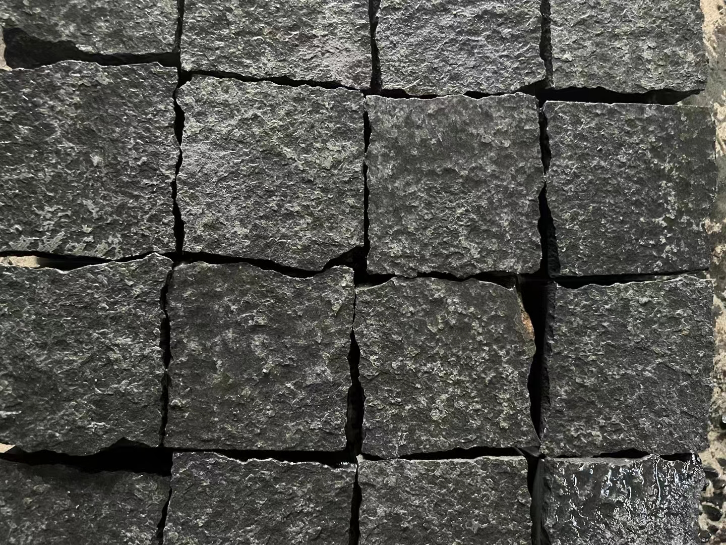 在満記念　中国　石炭細工　布袋　黒石彫（大小2個）　石炭の黒玉彫り？ 在満記念 中国 石炭細工 布袋 黒石彫（大小2個） 石炭の黒玉