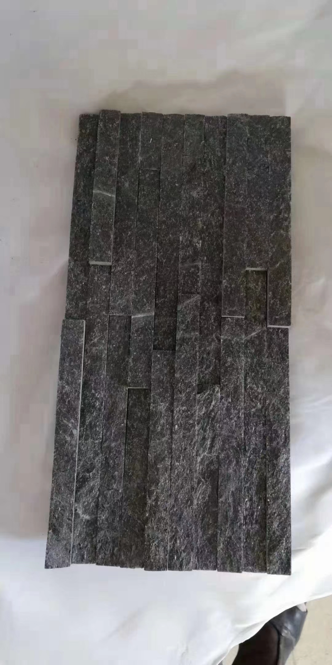 Zwarte kwartsiet leisteencultuur stenen muurbekleding