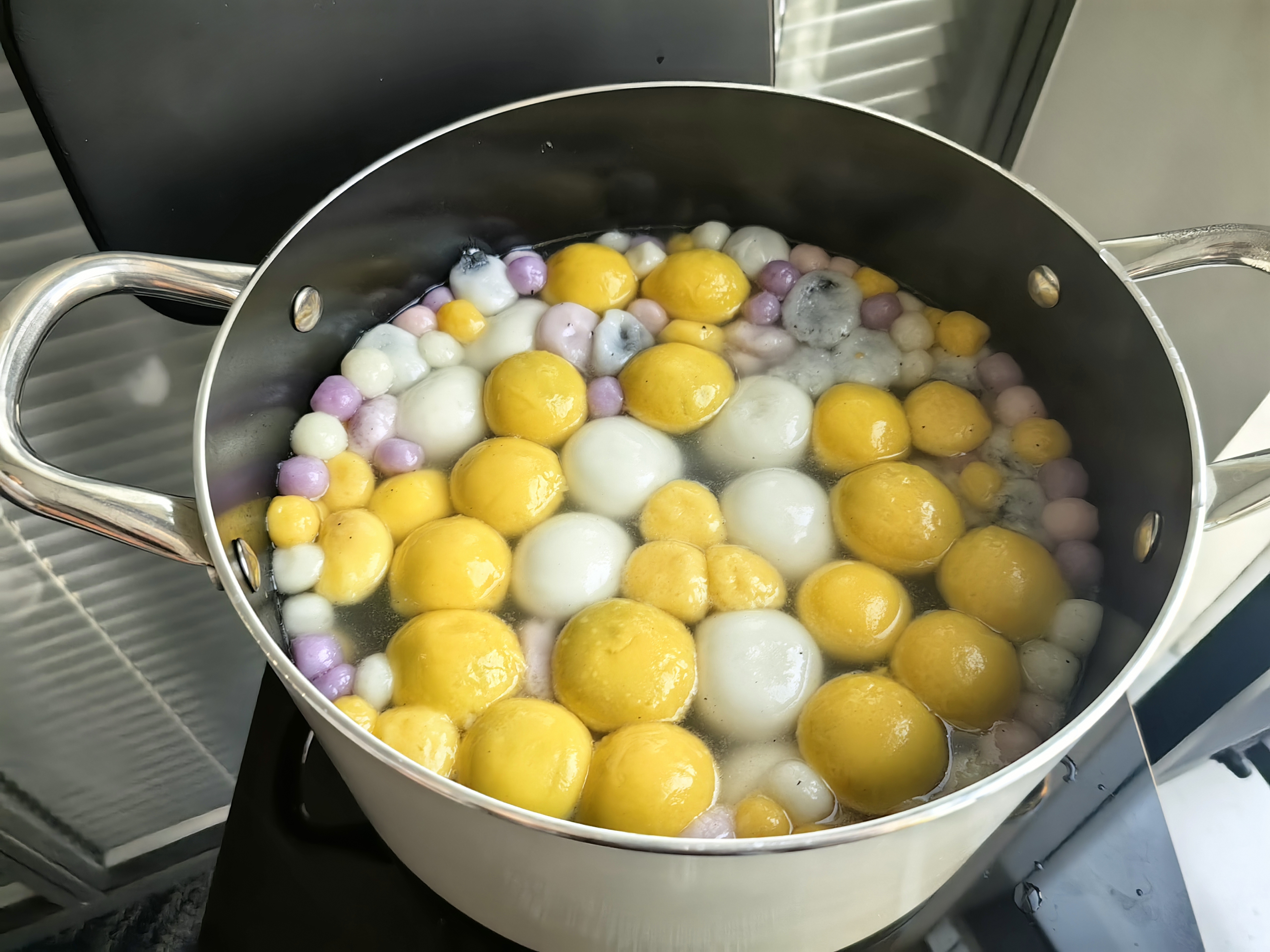 احتفالات الانقلاب الشتوي في فورتشن إيست