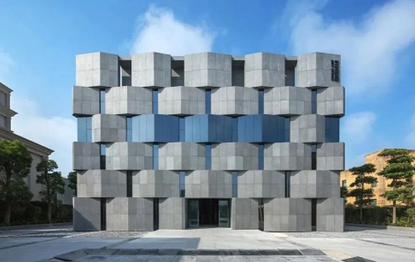 ما هي الاختبارات التي يجب أن يتم إجراؤها على الحائط الساتر الحجري؟