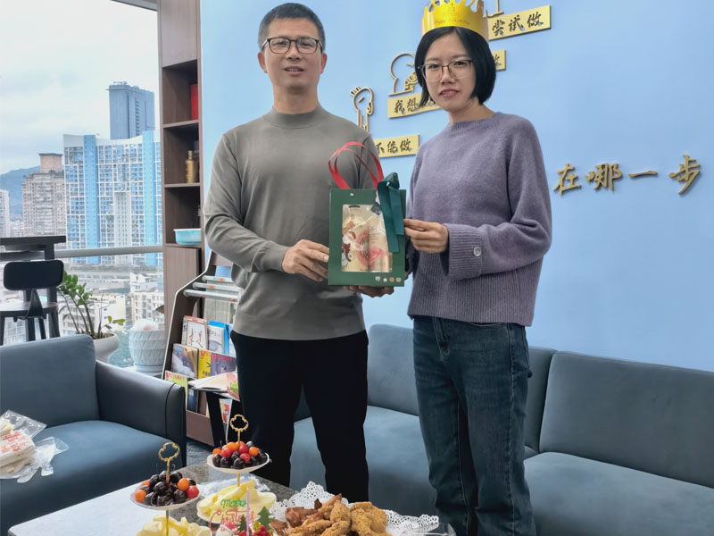 फियोना का जन्मदिन मनाते हुए: फॉर्च्यून ईस्ट स्टोन में एक शानदार रत्न