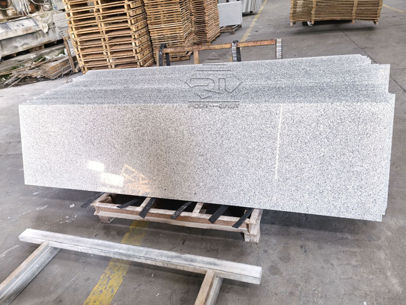Прямо с конвейера: свежая партия высококачественных гранитных плит готова!