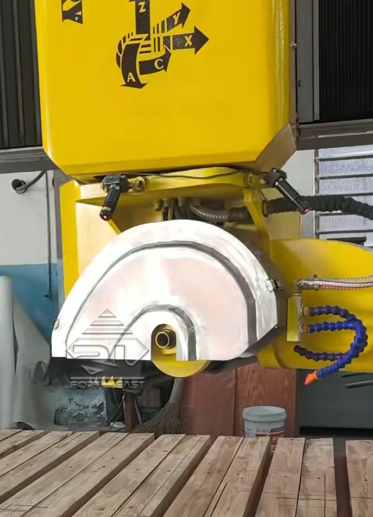 La precisione ridefinita: la macchina da taglio a infrarossi CNC in azione.