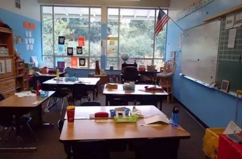 Bord och stolar i amerikanska klassrum är arrangerade så här Bord och stolar i amerikanska klassrum är arrangerade så här