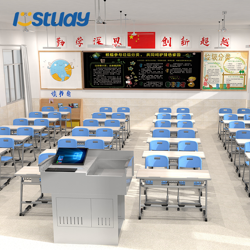 Taula i cadires de l'aula d'educació