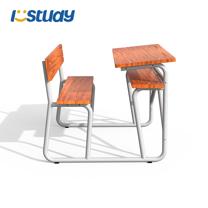 Banc de fusta de l'aula d'alumnes