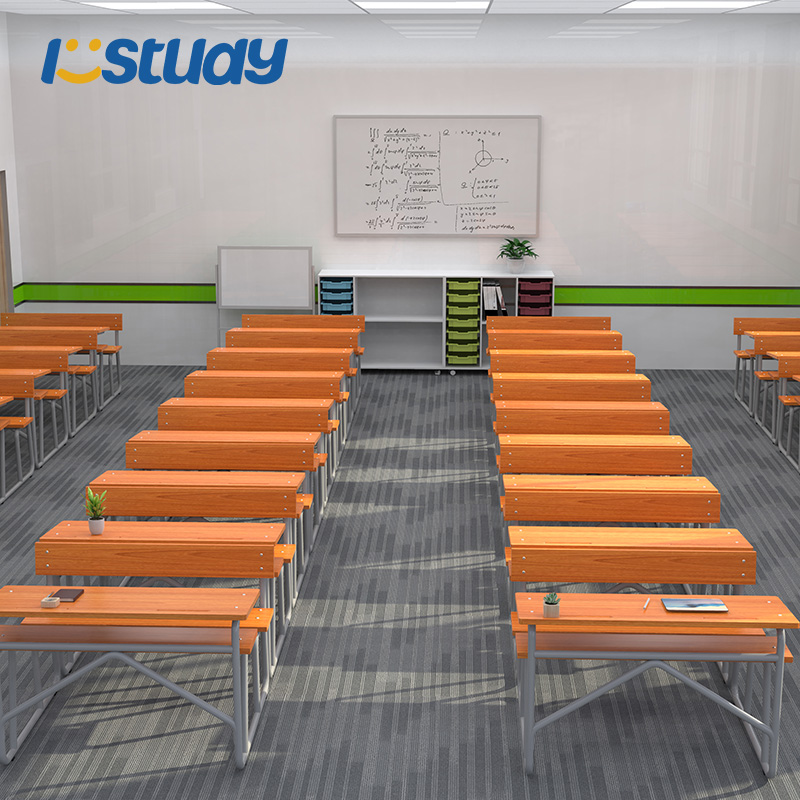 Banc de fusta de l'aula d'alumnes