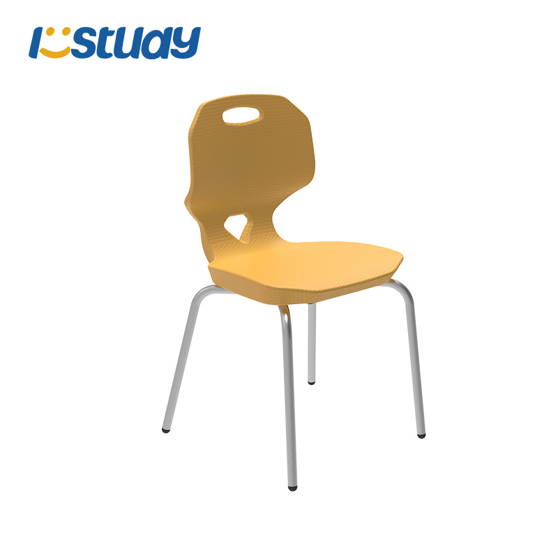 Apilament de cadires d'aula de plàstic per a estudiants