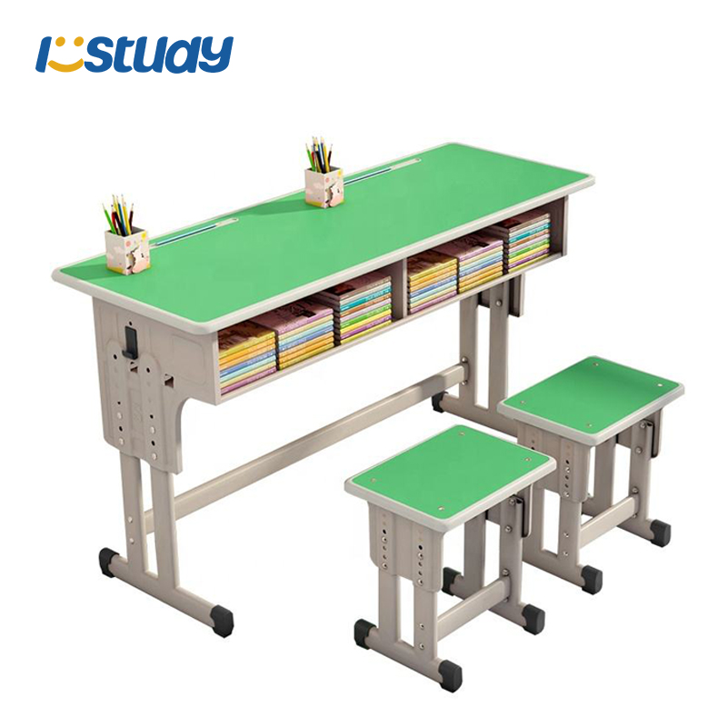 Luokkahuoneen tuoliryhmä oppilaspöydällä